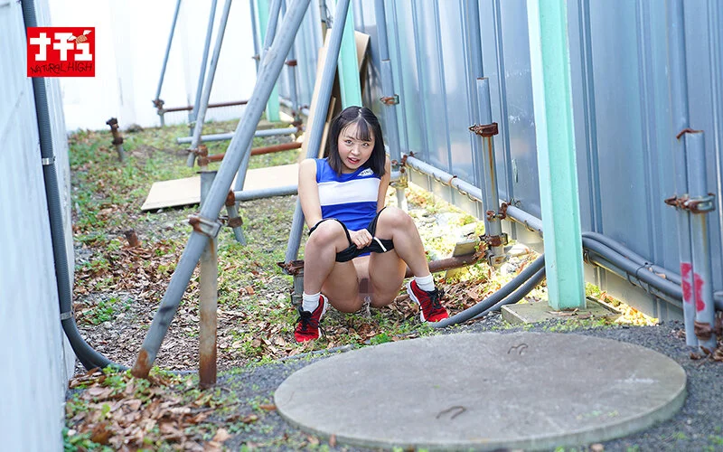 「おしっこ見るの好きなら舐めてみる？」野ションを覗かれた男を捕まえ飲尿クンニさせる運動部女子（1nhdtc00081）サンプル画像1