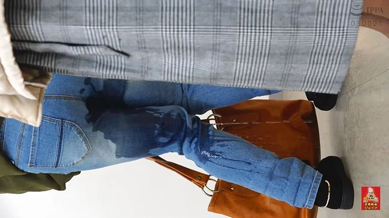 トイレ前行列中 おしっこ漏らし女！ 1.5 ～小便に濡れたジーパン～（h_921hj00008）サンプル画像1