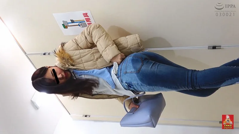 トイレ前行列中 おしっこ漏らし女！ 1.5 ～小便に濡れたジーパン～（h_921hj00008）サンプル画像6