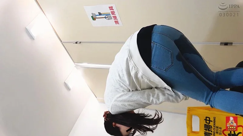 トイレ前行列中 おしっこ漏らし女！ 1.5 ～小便に濡れたジーパン～（h_921hj00008）サンプル画像4