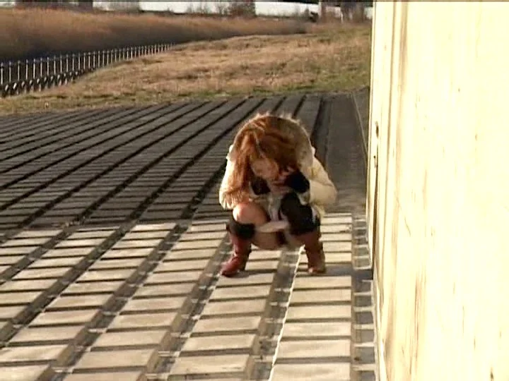 トイレを我慢できず野ションする彼女を激撮！（hkka00013）サンプル画像5