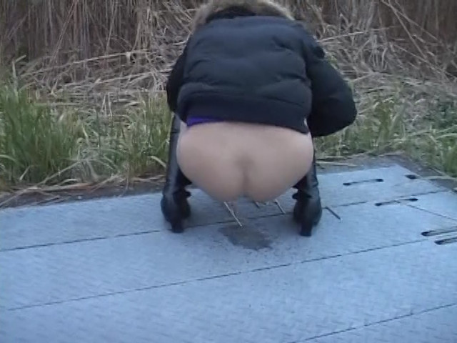 公衆トイレが無くて野外放尿してる女をこっそり隠し撮りした後、突撃してマ○コをさわる！DX30名3時間20分（maniazero-0678）サンプル画像3