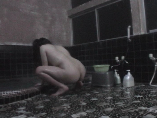 温泉で我慢できずに放尿脱糞！旅館温泉卑猥○撮 ～従業員に見つかりフェラを○要される女客～（jfuture-1064）サンプル画像8