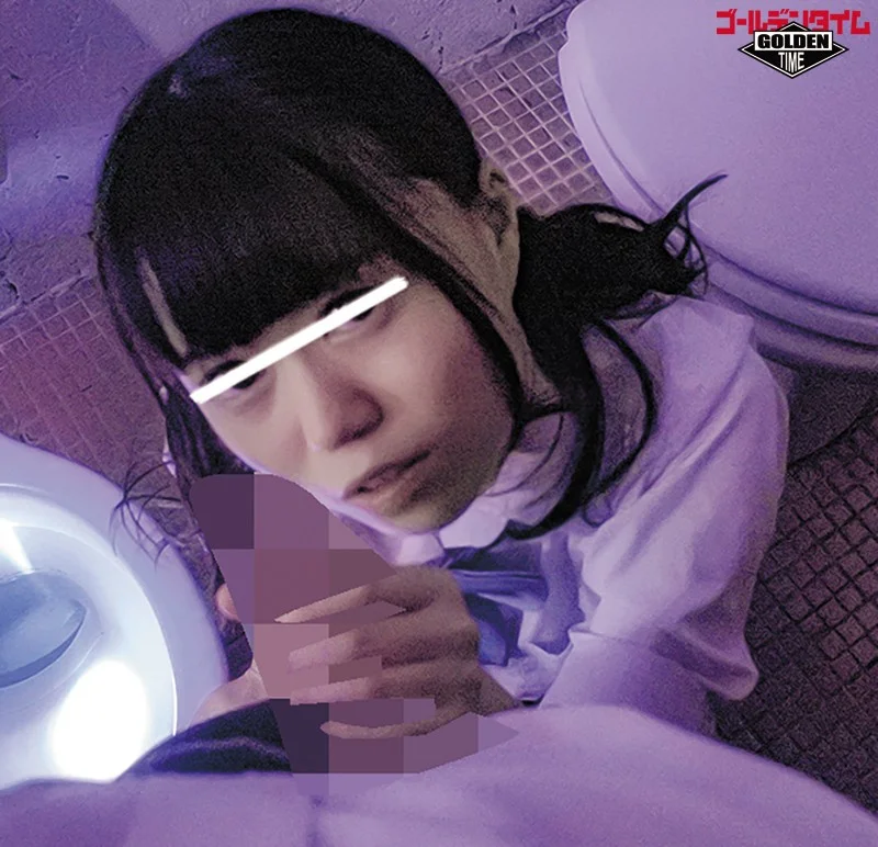 『お願い！手を繋いでて！でも絶対見ないで！聞かないで！』肝試しでクラスの女子とトイレで2人っきり！極度に怖がりな女子が1人でオシッコ出来ないからと、ボクと手を繋いだままオシッコする事に…！？『絶対後ろを向かないで！音も聞かないで！』と言われたけど…（gdhh00153）サンプル画像12