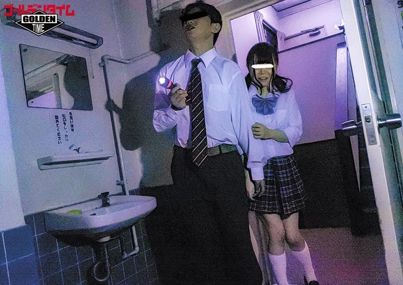 『お願い！手を繋いでて！でも絶対見ないで！聞かないで！』肝試しでクラスの女子とトイレで2人っきり！極度に怖がりな女子が1人でオシッコ出来ないからと、ボクと手を繋いだままオシッコする事に…！？『絶対後ろを向かないで！音も聞かないで！』と言われたけど…（gdhh00153）サンプル画像3