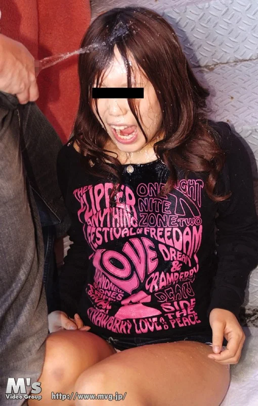 まちかど素人娘に外階段で飲尿・放尿させちゃいました！！（mvfd00035）サンプル画像3