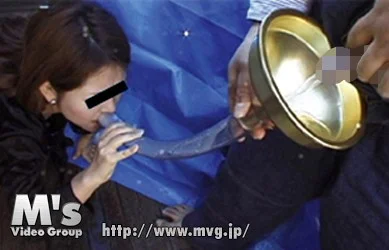 まちかど素人娘に外階段で飲尿・放尿させちゃいました！！（mvfd00035）サンプル画像6