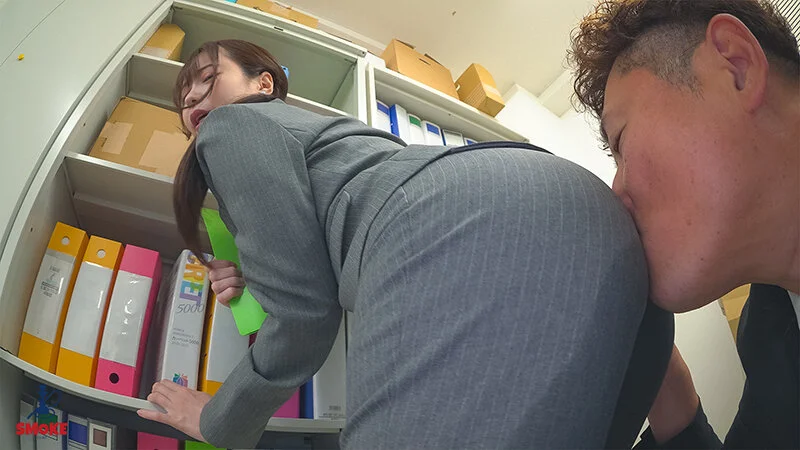 【お漏らしセクハラ】 媚薬利尿剤で早漏敏感化した若手ま○こを刺激して何度も失禁イキさせられるデカ尻部下OL 天馬ゆい（smok00006）サンプル画像3