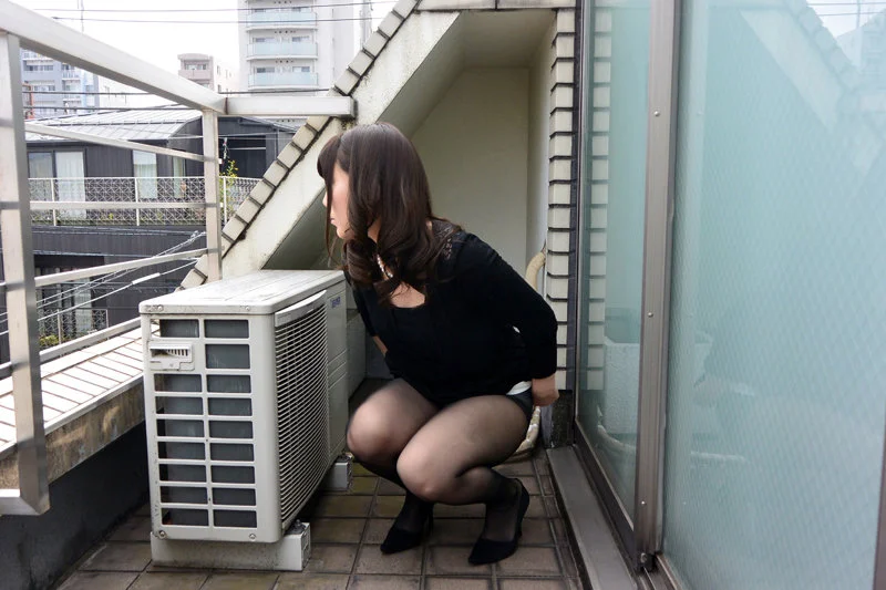 「こんなところでゴメンなさい…。でも、もう我慢出来なかったの…」 トイレが故障で使えず膀胱限界の放尿婦人36人（aqmb00031）サンプル画像1