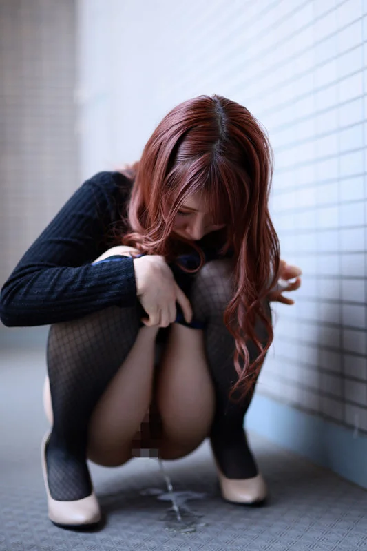 「こんなところでゴメンなさい…。でも、もう我慢出来なかったの…」 トイレが故障で使えず膀胱限界の放尿婦人36人（aqmb00031）サンプル画像7