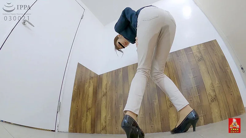 OL陰湿いじめ トイレ封鎖小便 1 1/2(h_921hj00051)サンプル画像4