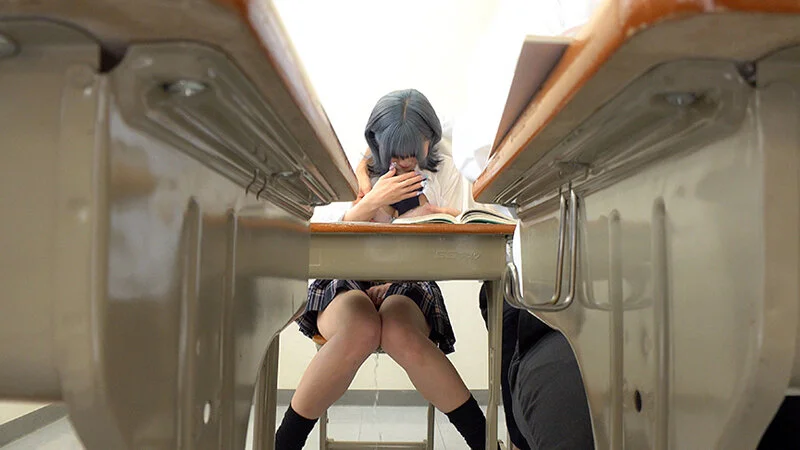 バレたらヤバい状況で敏感乳首をイジられお漏らし絶頂してしまう女子●生たち（36doks00665）サンプル画像2