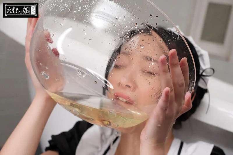 ガチおしっこ24人 合計12452ml 笑顔でごくごくご褒美喉奥飲尿娘 二葉エマ(mism00430)サンプル画像6